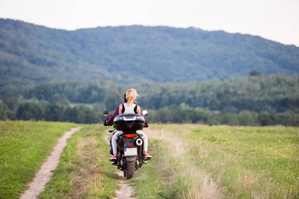 Verliebtes Paar genießt eine Motorradtour in der Natur. — Stockfoto