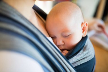 Tanınmayan genç anne oğluyla askı içinde