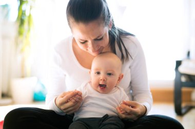 Şirin Bebek oğlu tutan güzel annem