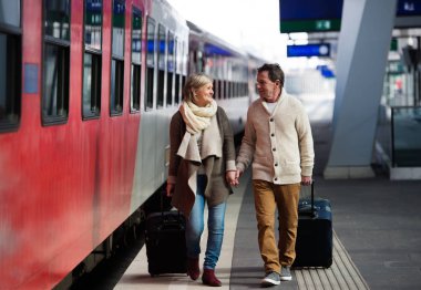 Üst düzey kaç vagon Bagaj çekerek tren istasyonu.