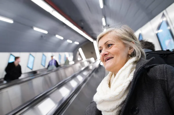 Senior kobiety stojącej schodów ruchomych w metrze Vienna — Zdjęcie stockowe