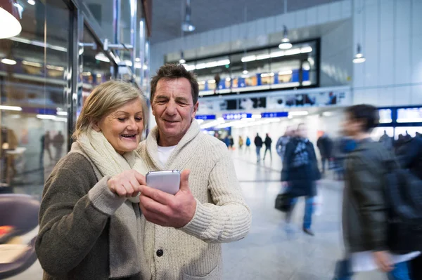 年长的夫妇与智能手机在走廊的地铁 — 图库照片