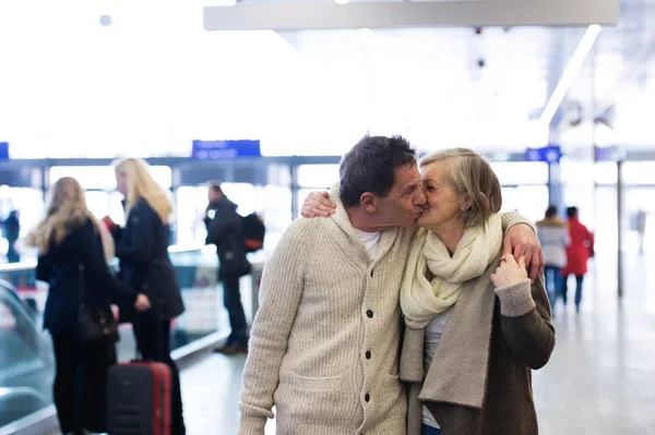 Pareja mayor parada en el pasillo del metro, besándose —  Fotos de Stock