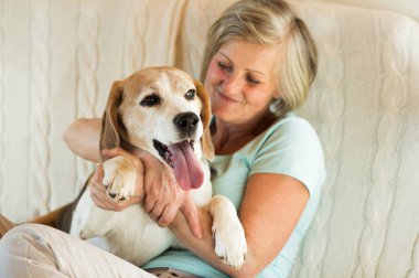 Onu köpek vasıl ev ile kadın kıdemli rahatlatıcı