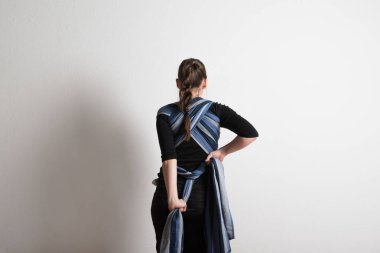 Güzel genç anne oğlunu sapan kaydırma. Stüdyo vurdu.