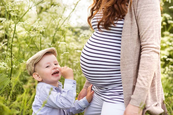 Непізнана вагітна мати зі своїм милим маленьким сином . — стокове фото