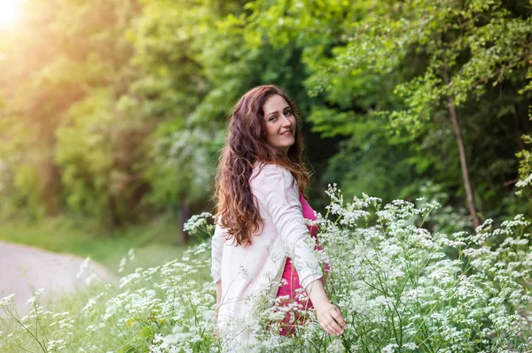 Piękne kobiety w ciąży, trzymając jej brzuch. Summer natura. — Zdjęcie stockowe