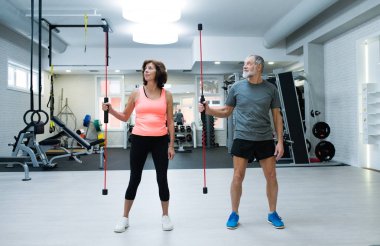 Üst düzey iki spor salonu titreşim çubuklarıyla çalışma dışarı içinde