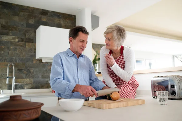 Äldre par i köket matlagning tillsammans. — Stockfoto