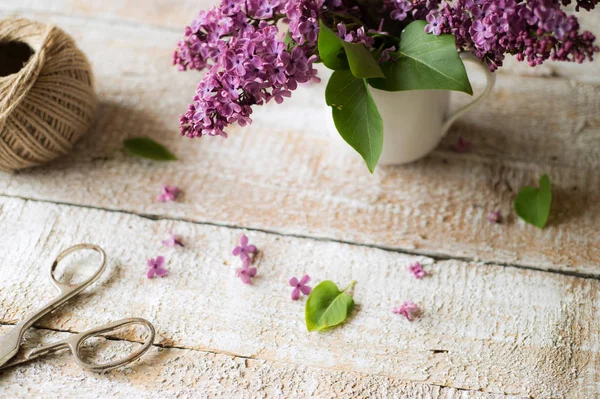 Purple lilac bouquet laid on wooden table. Studio shot. — Stock Photo, Image