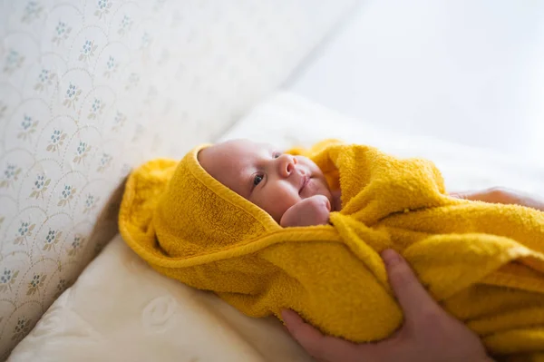 Oigenkännlig mor torka hennes son med handduk efter ett bad — Stockfoto