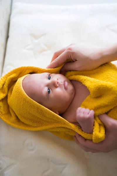 Oigenkännlig mor torka hennes son med handduk efter ett bad — Stockfoto