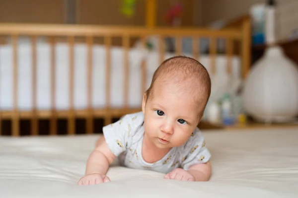 Lindo bebé recién nacido acostado en la cama, de cerca — Foto de Stock