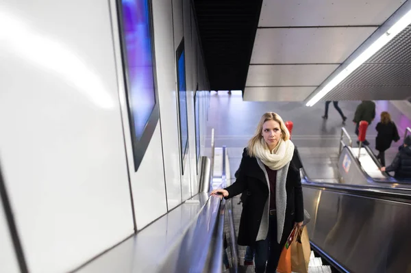 Mladá žena stojí na eskalátoru v metru Vídeň — Stock fotografie