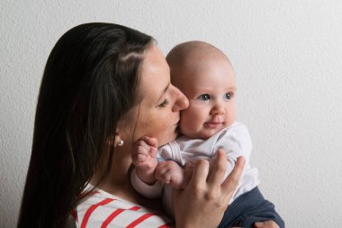 Güzel anne kucağında bebek oğlum elinde. Stüdyo vurdu.
