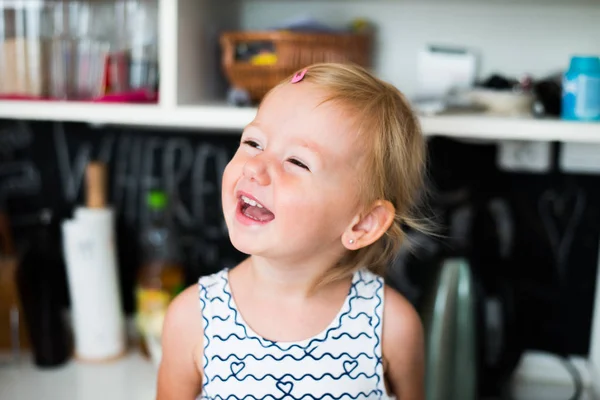 Linda niña feliz en casa riendo — Foto de Stock