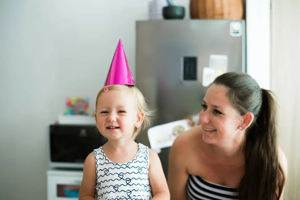 Vacker mor med sin söta dotter part hatt — Stockfoto