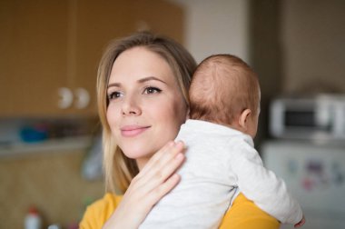 Güzel genç anne kucağında bebek evlat holding