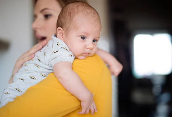 Gyönyörű fiatal anya, fogta a kisfiú a karjában — Stock Fotó