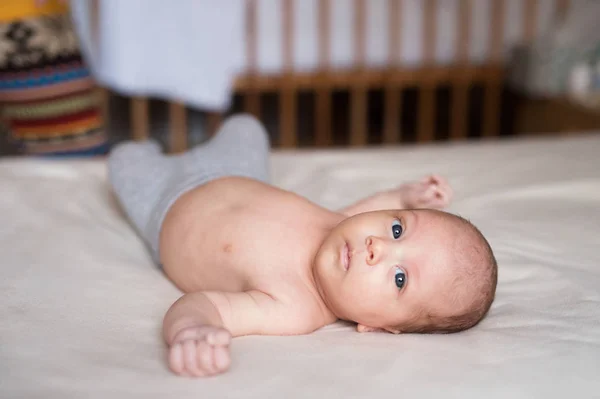 Niedliche neugeborene Junge auf dem Bett liegend, Nahaufnahme — Stockfoto