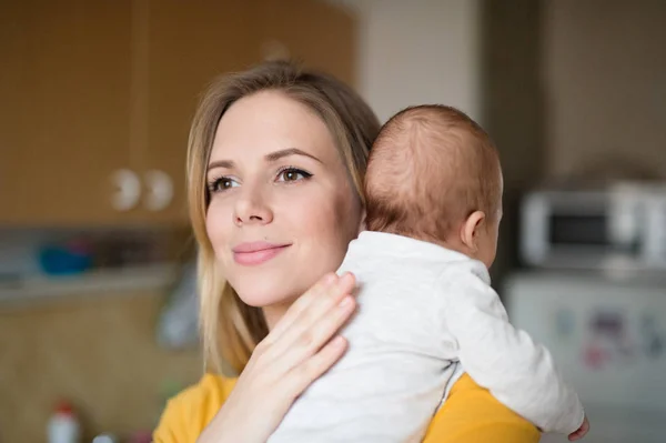 Красива молода мати тримає маленького сина в руках — стокове фото