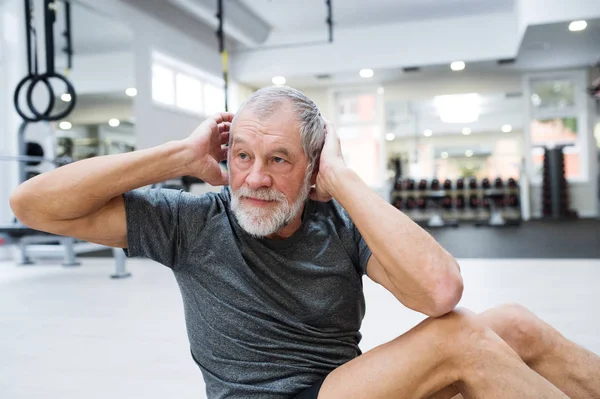 Passar äldre mannen i gymmet arbetar hans abs, gör crunches. — Stockfoto