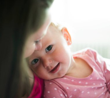 Bir anne şirin bebek kızıyla birlikte yakın çekim