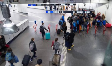 Gezginler bavullar taşıyan tren istasyonu yürümek
