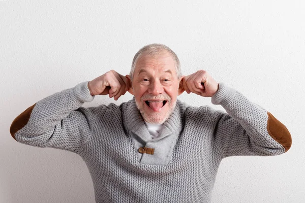 Uomo anziano in maglione grigio di lana, ripresa in studio . — Foto Stock