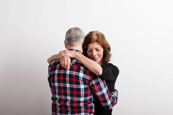 Vacker äldre par i kärlek kramar. Studio skott. — Stockfoto