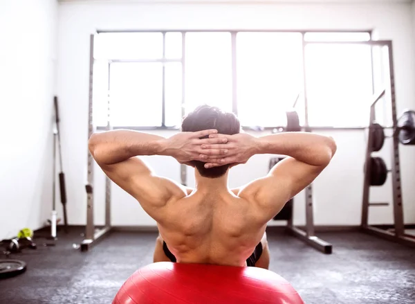 Passar spansktalande mannen i gymträning, arbetar abs, gör crunches — Stockfoto