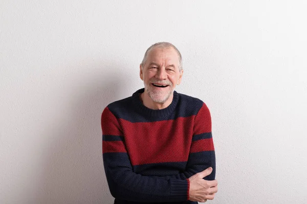 Uomo anziano in maglione di lana rosso e blu, ripresa in studio . — Foto Stock
