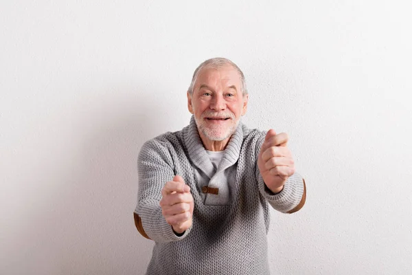 Senior férfi szürke gyapjú pulóver, stúdió felvétel. — Stock Fotó