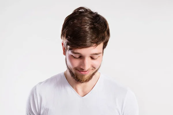 Guapo hipster fitness hombre en camiseta blanca, tiro al estudio . —  Fotos de Stock