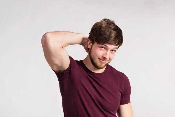 Handsome hipster fitness man in burgundy t-shirt, studio shot. — Stock Photo, Image