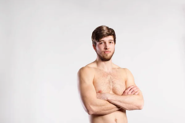 Hombre de fitness guapo sin camisa, brazos cruzados. Captura de estudio . —  Fotos de Stock