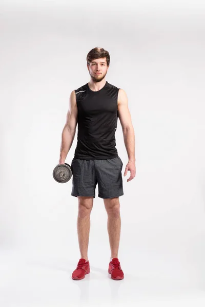 Knappe fitness man houdt van halter, studio opname. — Stockfoto