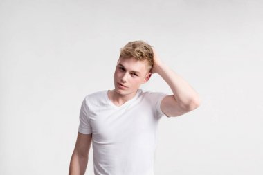 Genç yakışıklı hipster adam beyaz t-shirt, stüdyo vurdu içinde.