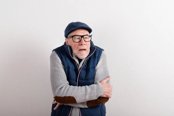 Hombre mayor en suéter, chaleco y gorra, plano de estudio . —  Fotos de Stock