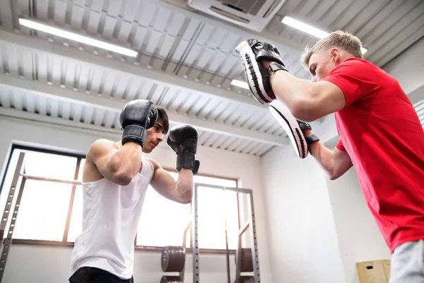 Passar spansktalande mannen i gym boxning med hans tränare — Stockfoto