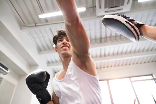 Passar spansktalande mannen i gym boxning med oigenkännliga rival — Stockfoto