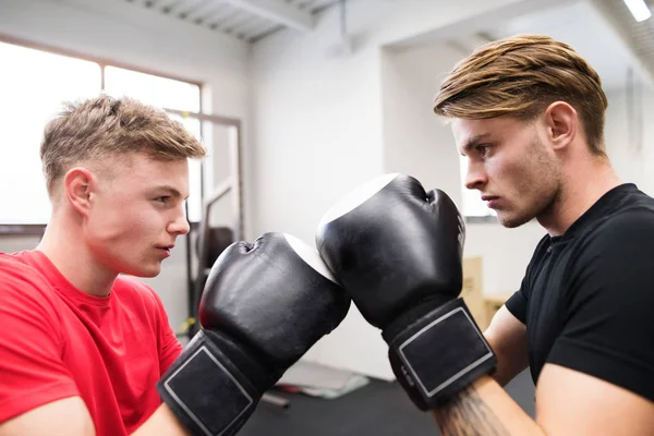 Dvě fit hezcí muži v tělocvičně boxu. — Stock fotografie