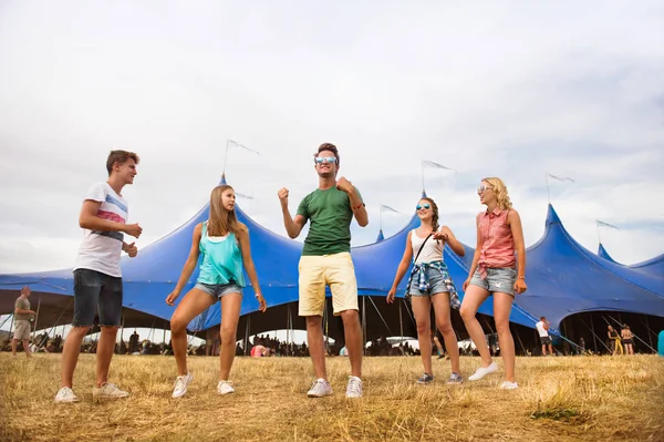 Adolescentes no festival de música de verão dançando na frente da tenda — Fotografia de Stock