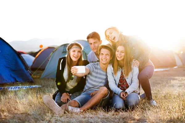 Teenagers at summer music festival, taking selfie with smartphon — Stock Photo, Image