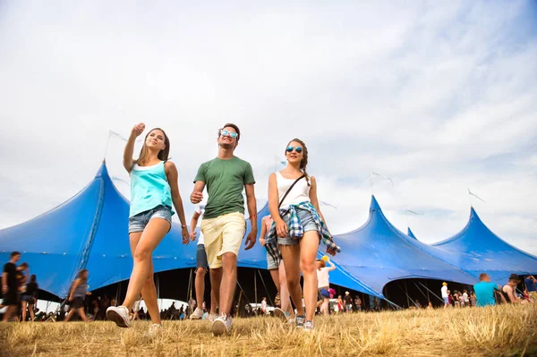 Adolescentes no festival de música de verão na frente da grande tenda azul — Fotografia de Stock