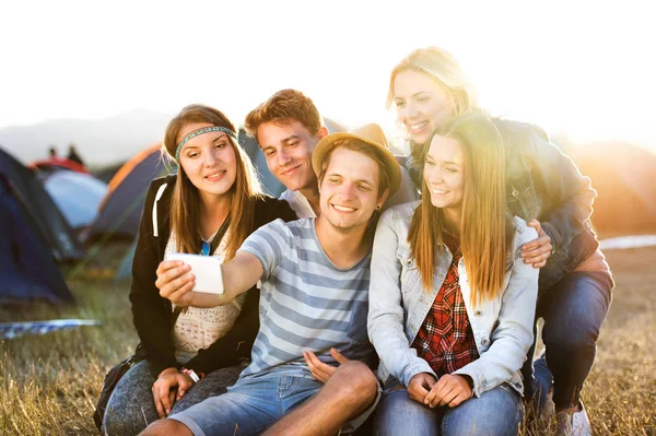 Adolescentes en el festival de música de verano, tomando selfie con smartphon — Foto de Stock