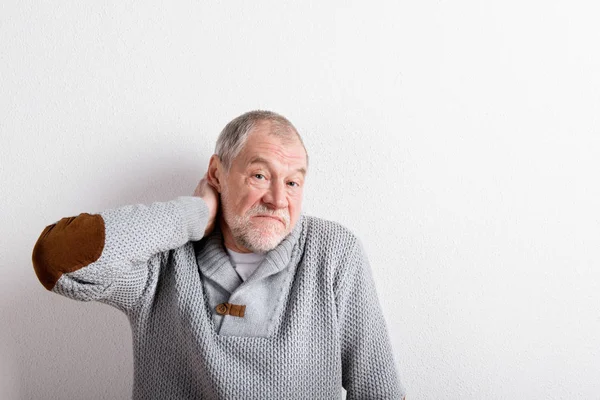 Senior man in gray woolen sweater, studio shot. — Stock Photo, Image