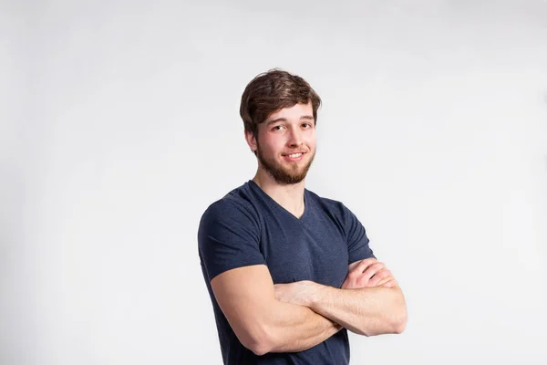 Bonito homem fitness em camiseta cinza, tiro estúdio . — Fotografia de Stock