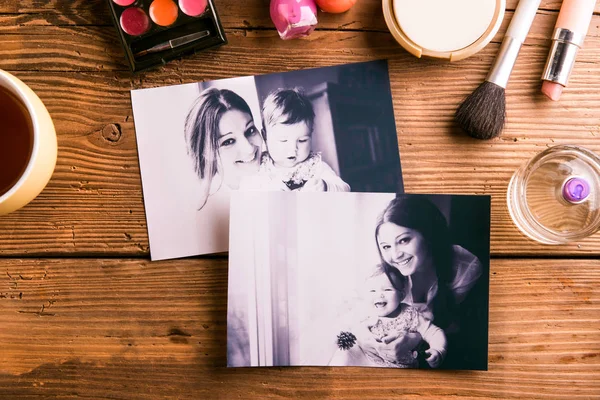 Composición del día de las madres. Fotos familiares y productos de belleza . —  Fotos de Stock