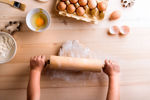 Состав ко Дню матери. Пеку печенье. Снимок студии
.